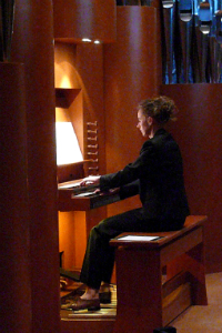 An der Orgel an der Orgel