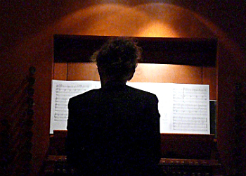 An der Orgel an der Orgel