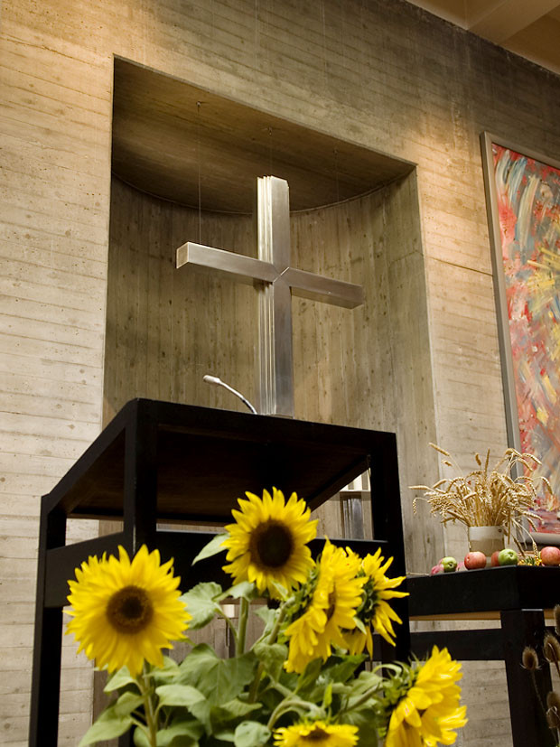 Pult, Kreuz und Altar